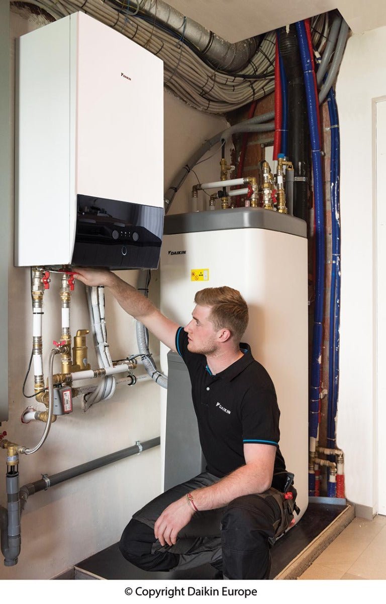 DAIKIN L/W- Wärmepumpe Altherma 3 H MT W | ETBX12E9W + EPRA12EW1 | H/K – Ansicht 2