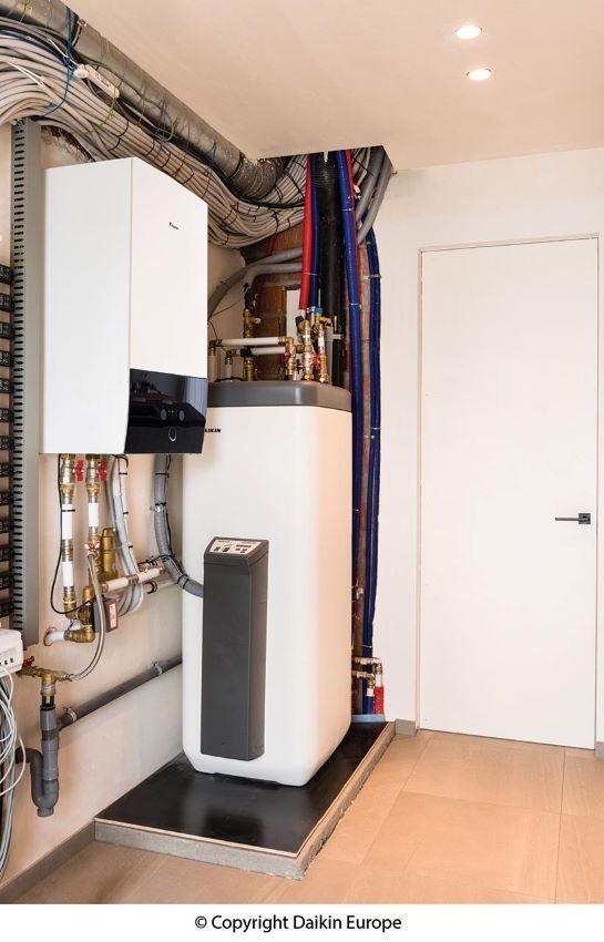 DAIKIN L/W- Wärmepumpe Altherma 3 H MT W | ETBX12E9W + EPRA08EW1 | H/K – Ansicht 2